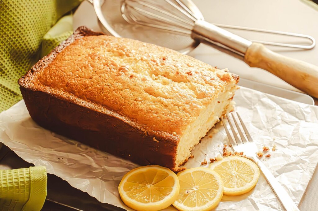 lemon sliced in bowl of water inside microwave