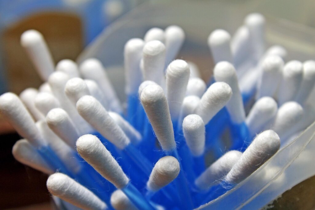 cotton swab cleaning window track groove