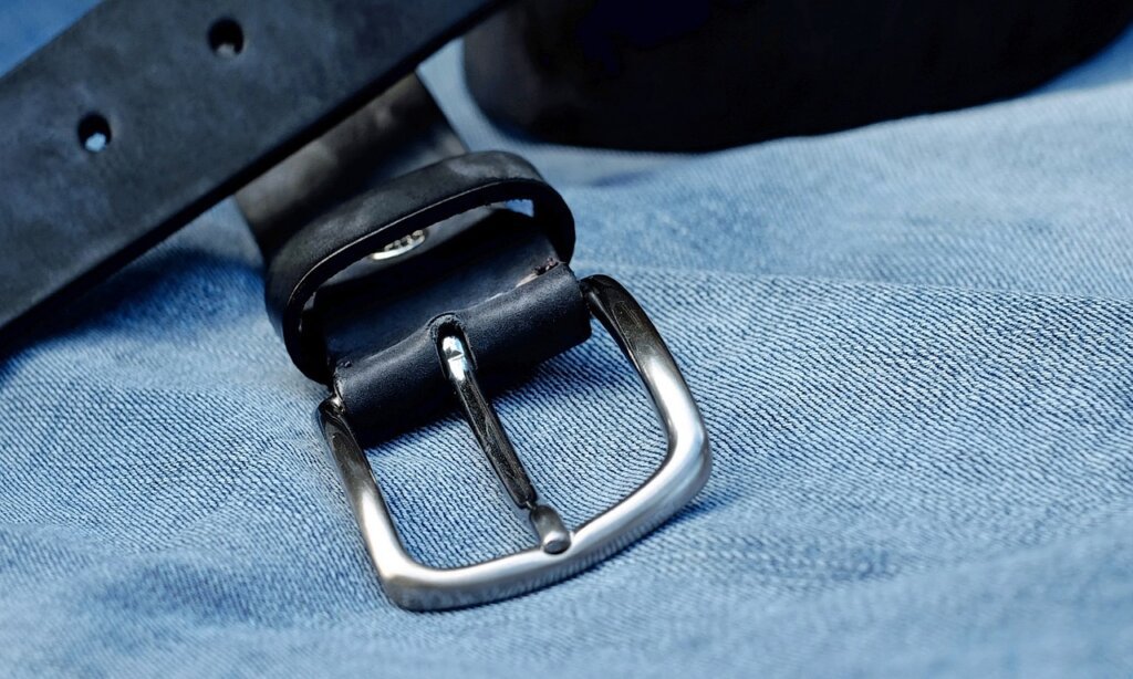 applying diluted ethanol on leather with microfiber cloth